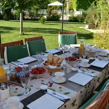 Au Temps Des Cerises Bed & Breakfast